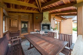 Terrasse en bois bien aménagée avec mobilier de jardin accueillant