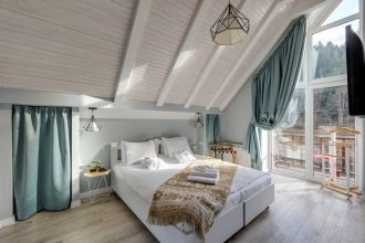 chambre à coucher cosy avec lumière tamisée et décoration personnelle