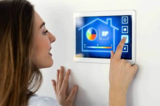 Contrôle d'éclairage intelligent avec un smartphone dans une maison moderne