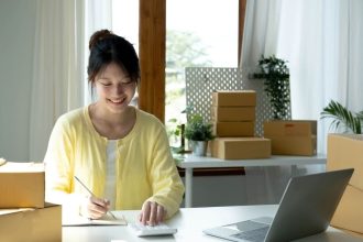 Colis professionnel soigneusement emballé sur un bureau moderne