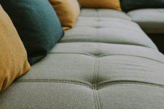 Canapé avec coussins confortables dans un salon moderne