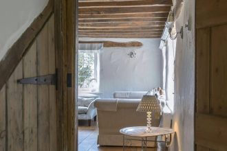 Lampe élégante sur table d'appoint dans un salon cosy