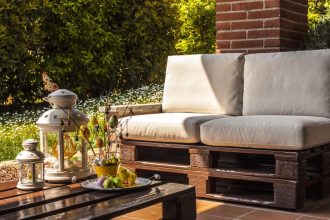 table basse en palettes décorée pour un jardin accueillant